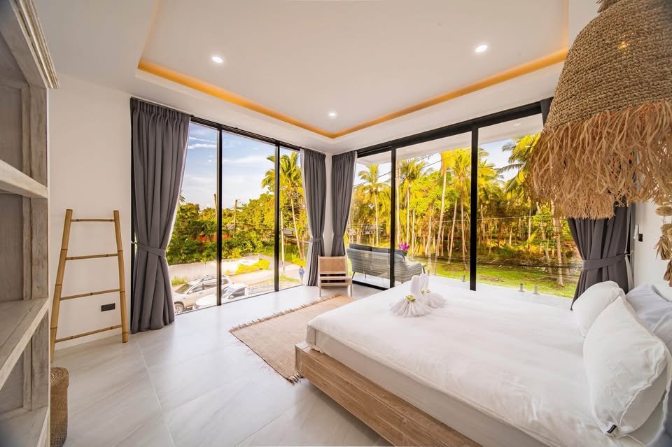 3 Bedroom, 4 Bathroom Modern House Near the Beach
