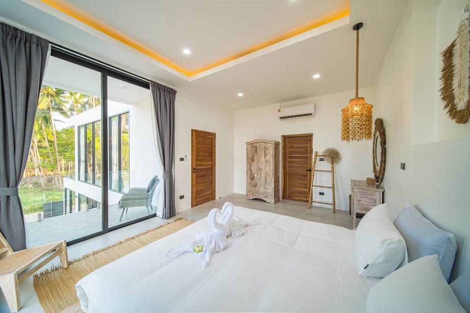 3 Bedroom, 4 Bathroom Modern House Near the Beach