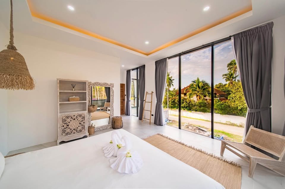 3 Bedroom, 4 Bathroom Modern House Near the Beach