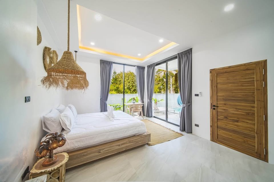 3 Bedroom, 4 Bathroom Modern House Near the Beach