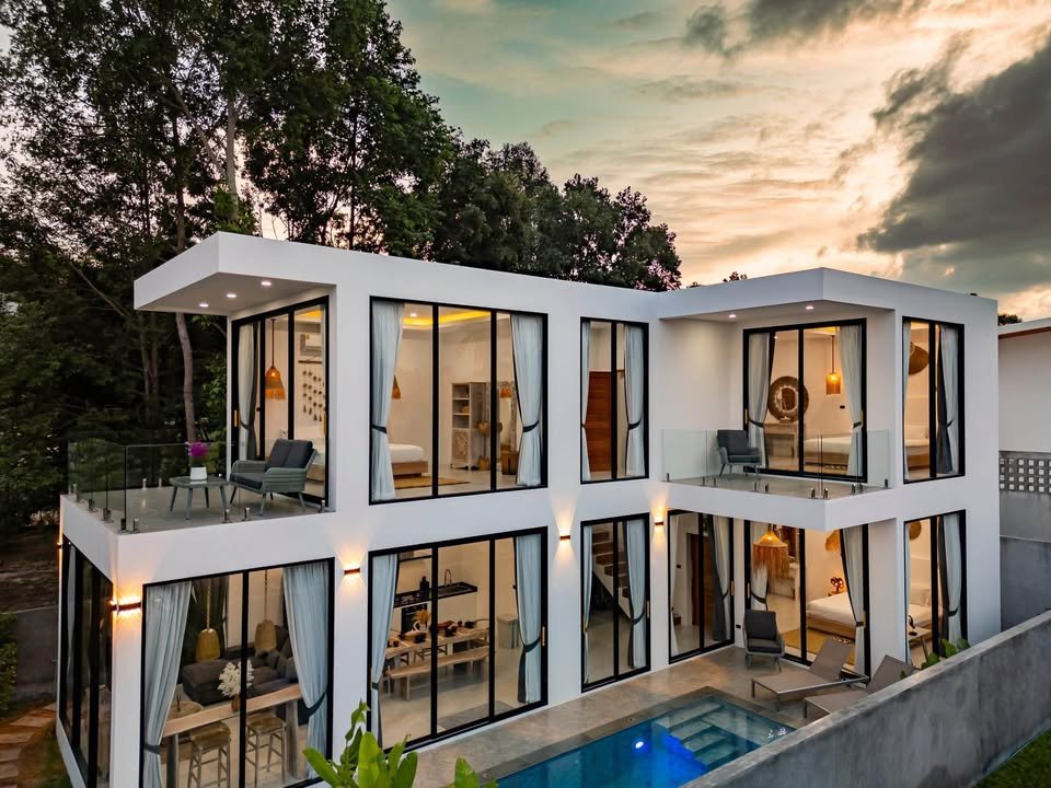 3 Bedroom, 4 Bathroom Modern House Near the Beach