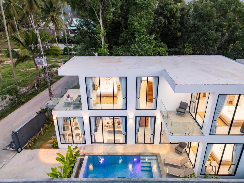 3 Bedroom, 4 Bathroom Modern House Near the Beach