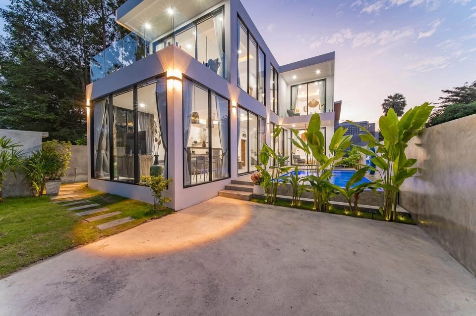 3 Bedroom, 4 Bathroom Modern House Near the Beach
