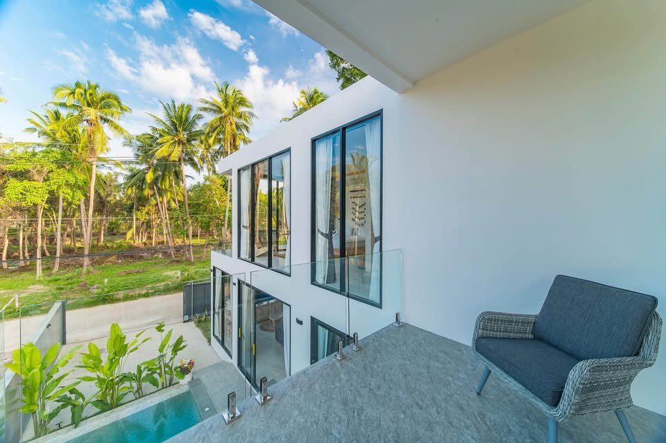 3 Bedroom, 4 Bathroom Modern House Near the Beach