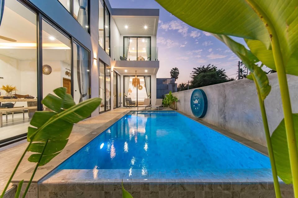 3 Bedroom, 4 Bathroom Modern House Near the Beach