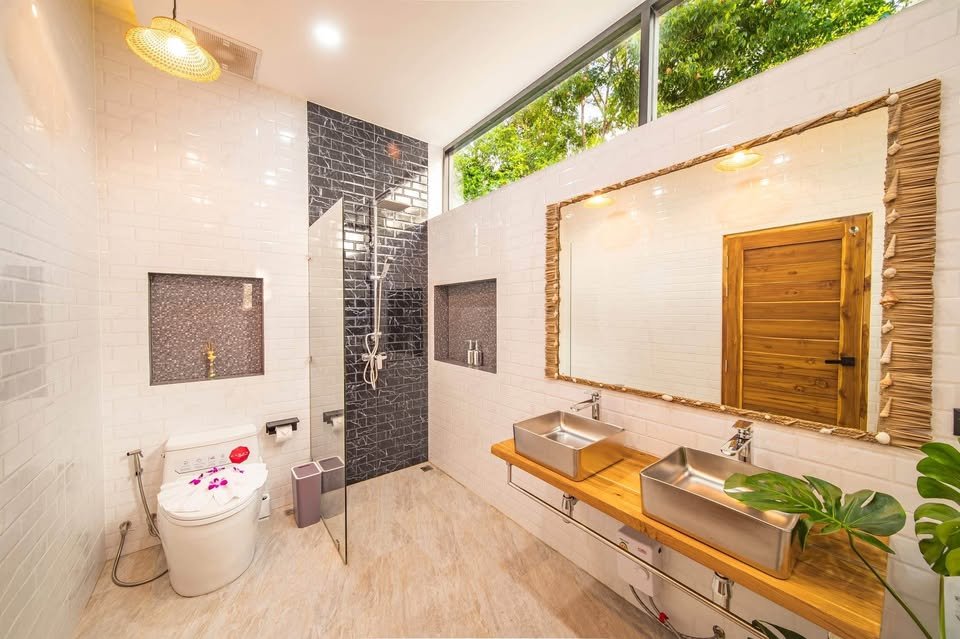 3 Bedroom, 4 Bathroom Modern House Near the Beach