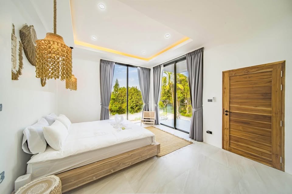 3 Bedroom, 4 Bathroom Modern House Near the Beach