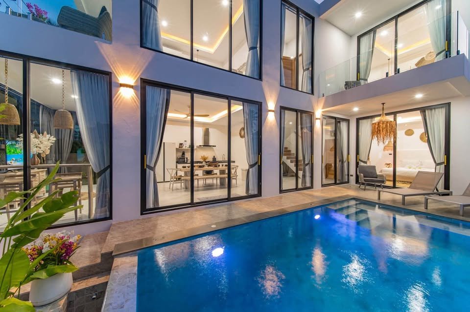 3 Bedroom, 4 Bathroom Modern House Near the Beach