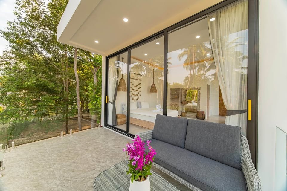 3 Bedroom, 4 Bathroom Modern House Near the Beach