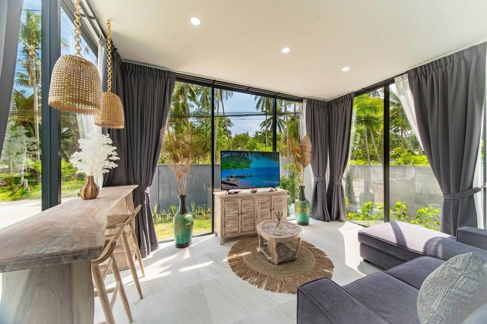 3 Bedroom, 4 Bathroom Modern House Near the Beach
