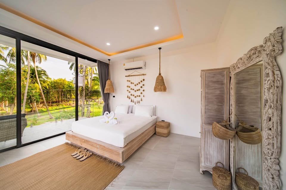 3 Bedroom, 4 Bathroom Modern House Near the Beach