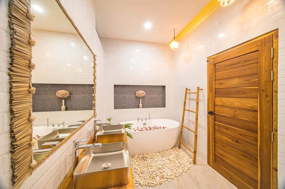 3 Bedroom, 4 Bathroom Modern House Near the Beach