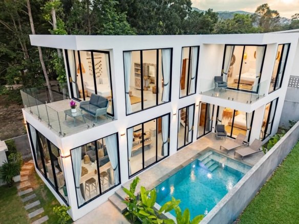 3 Bedroom, 4 Bathroom Modern House Near the Beach