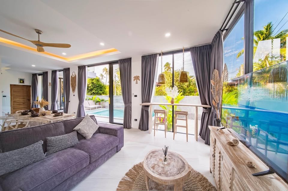 3 Bedroom, 4 Bathroom Modern House Near the Beach