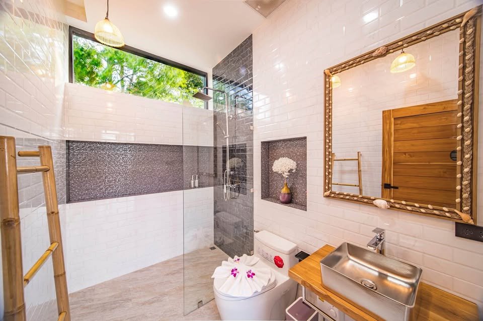 3 Bedroom, 4 Bathroom Modern House Near the Beach