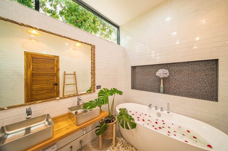 3 Bedroom, 4 Bathroom Modern House Near the Beach
