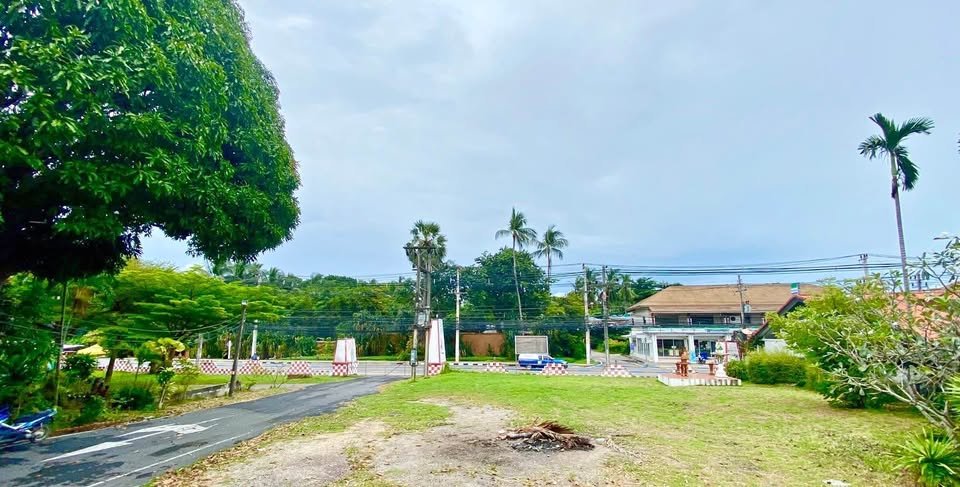 8 Rai Prime Land in Bophut, Walking Distance to the Beach