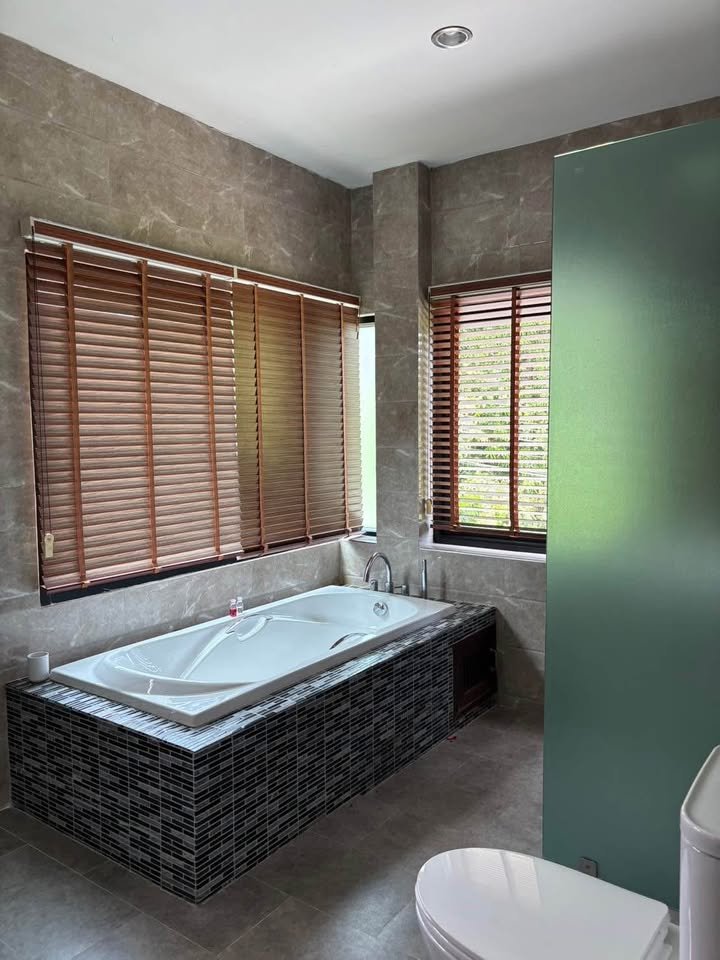 Villa Serenity, 5 Bedroom Sea View Villa in Bang Por
