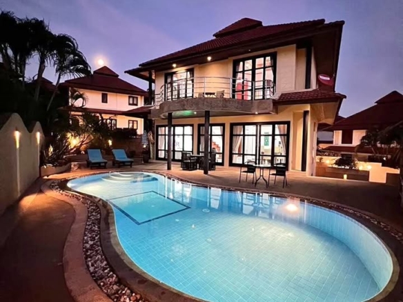 Elegance 4 BR Pool Villa for Rent, Tongson Bay