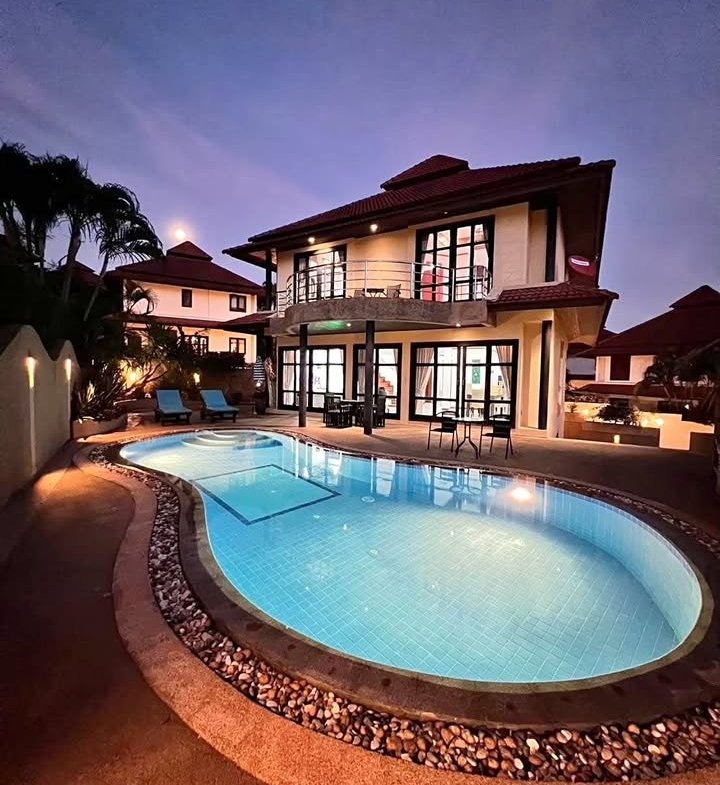 Elegance 4 BR Pool Villa for Rent, Tongson Bay