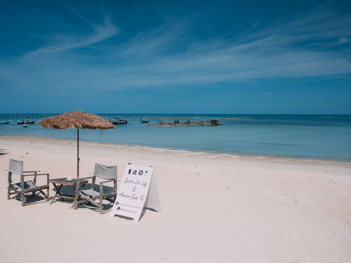 The long busy beach at Chaweng, Koh Samui