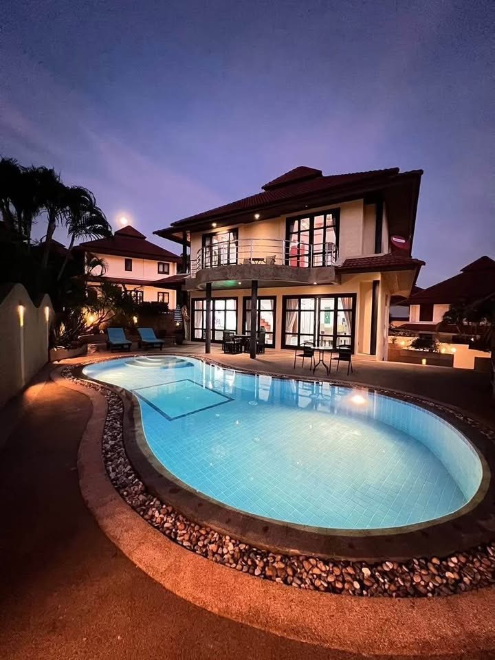 Elegant 4 Bedroom Pool Villa, Tongson Bay